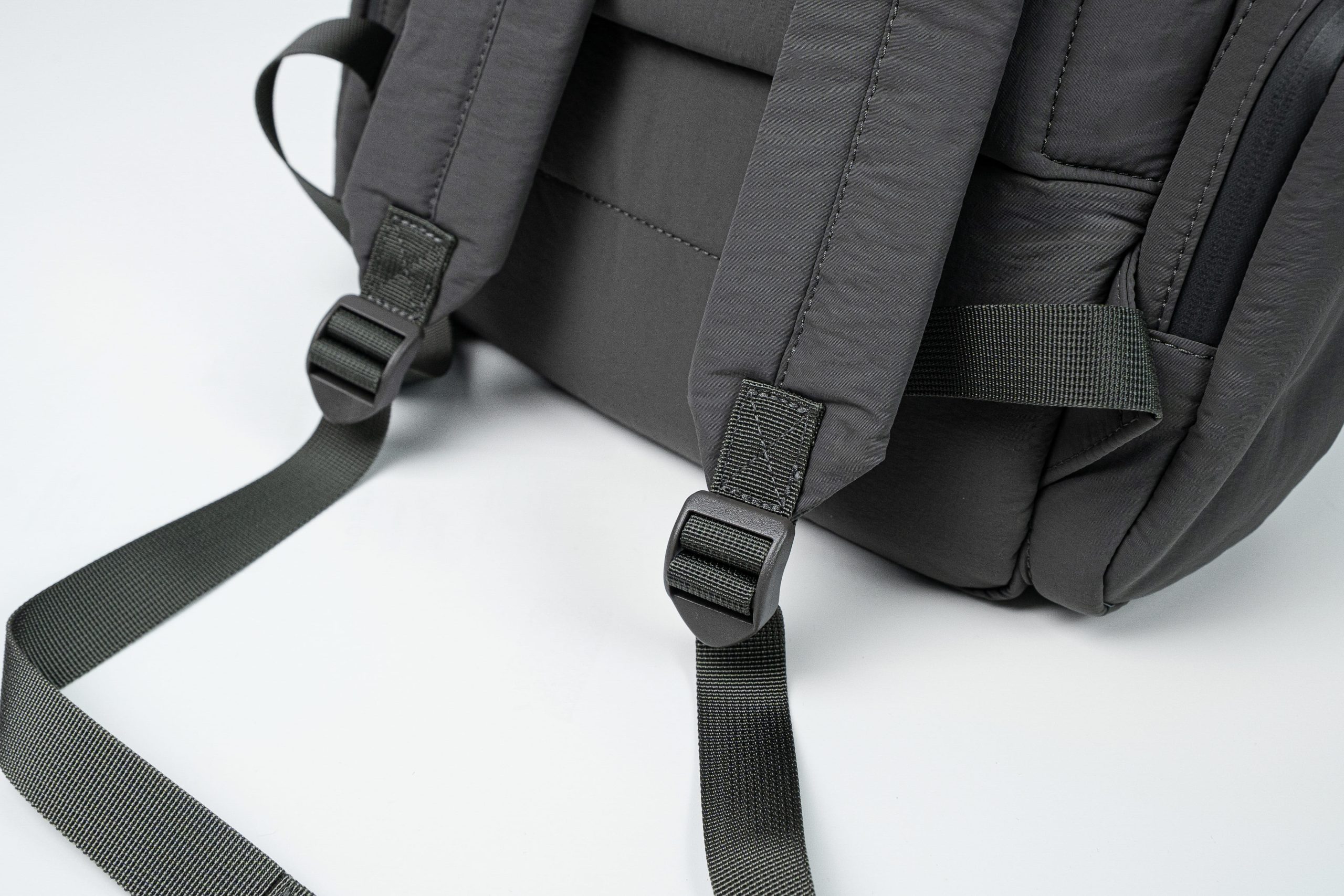 Jett Dark Gull Gray shoulder strap 2